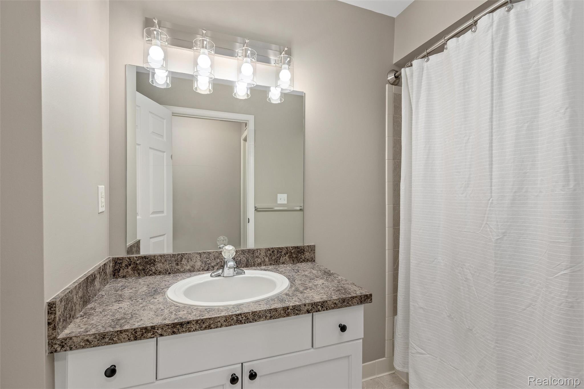 3582 Tremonte Circle Rochester, MI 48306 - Photo 11 of 23 Main Bath