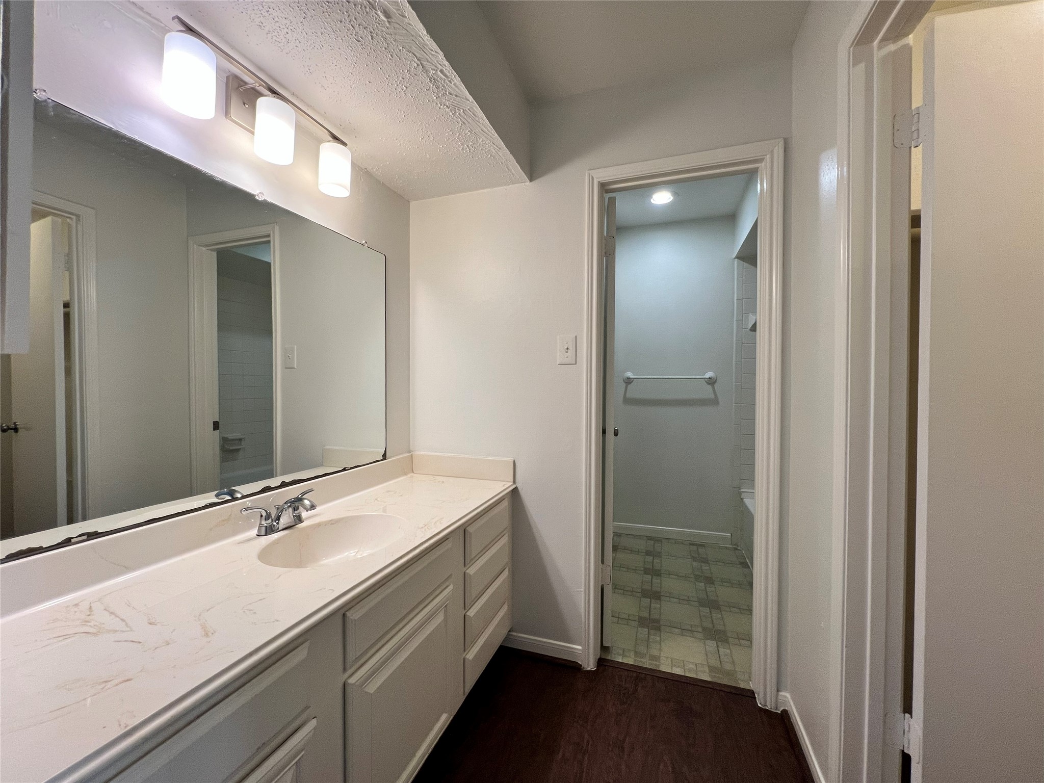 9901 Sharpcrest Street, Unit L10 Houston, TX 77036 - Photo 12 of 14 2nd floor front bathroom