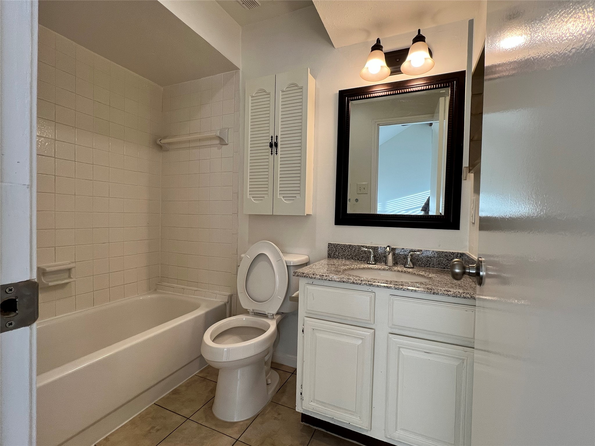 9901 Sharpcrest Street, Unit L10 Houston, TX 77036 - Photo 13 of 14 2nd floor back bathroom