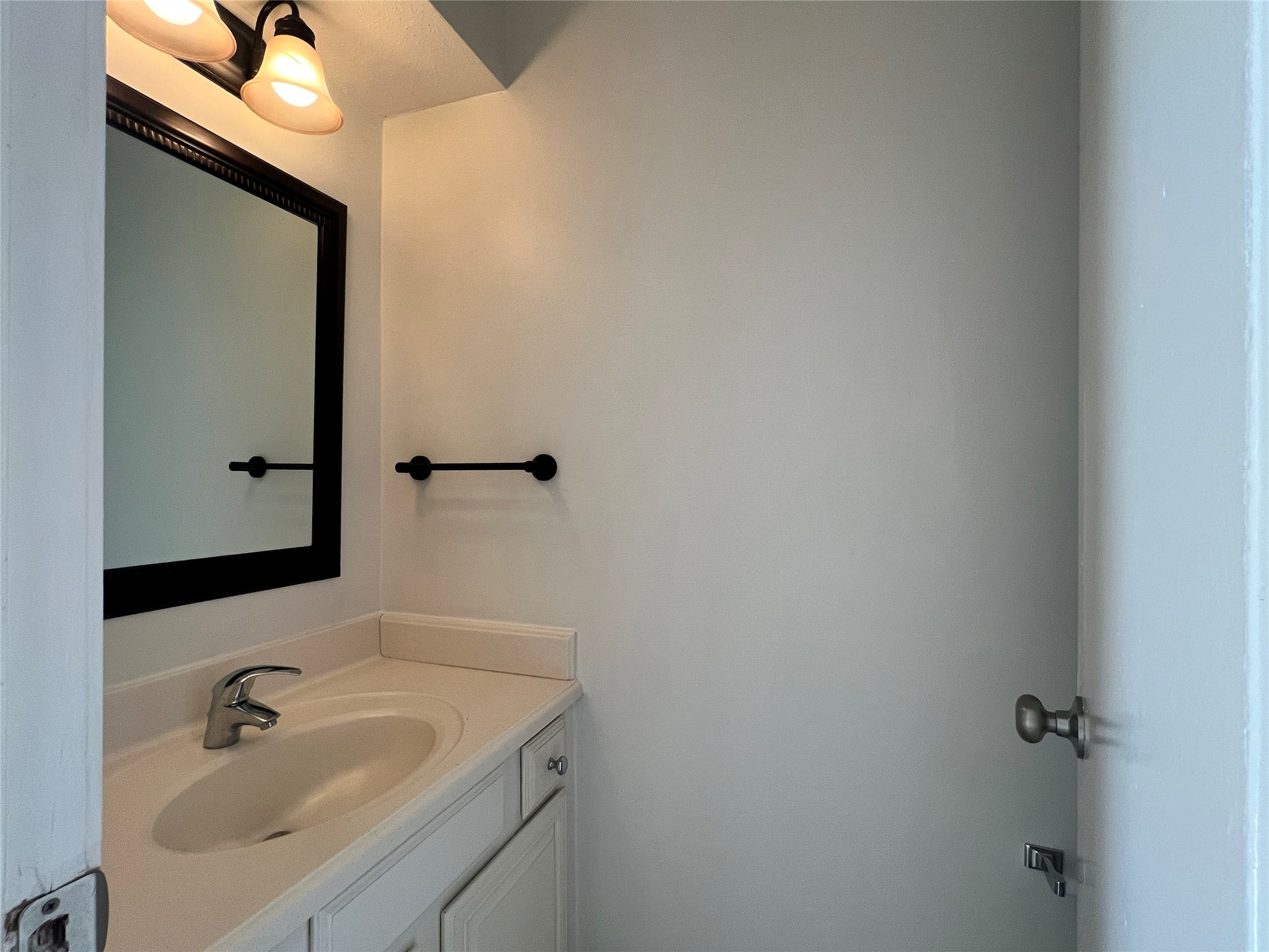 9901 Sharpcrest Street, Unit L10 Houston, TX 77036 - Photo 14 of 14 1st floor restroom