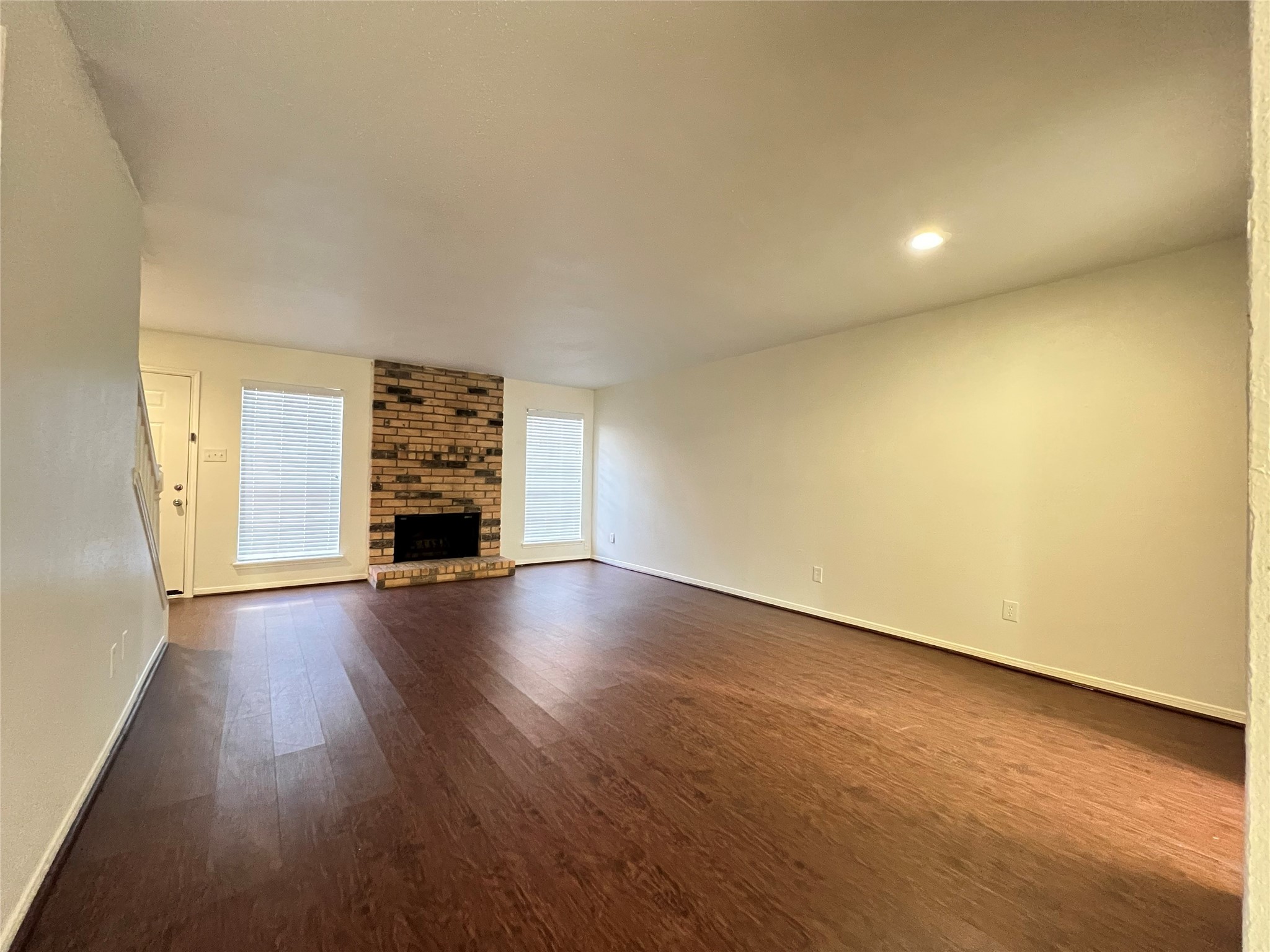 9901 Sharpcrest Street, Unit L10 Houston, TX 77036 - Photo 3 of 14 Living room