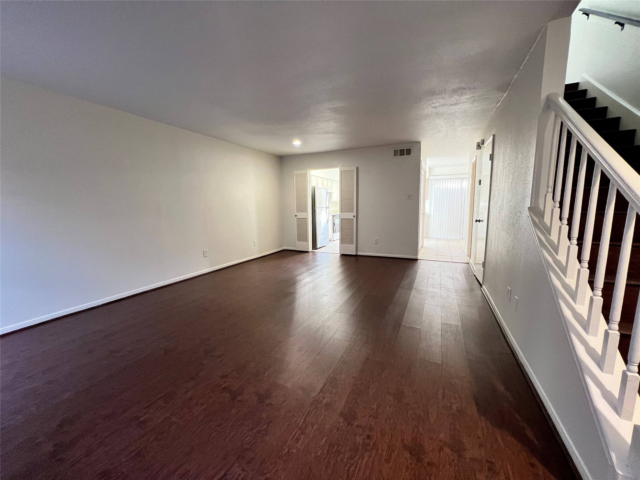 9901 Sharpcrest Street, Unit L10 Houston, TX 77036 - Photo 4 of 14 Living room1