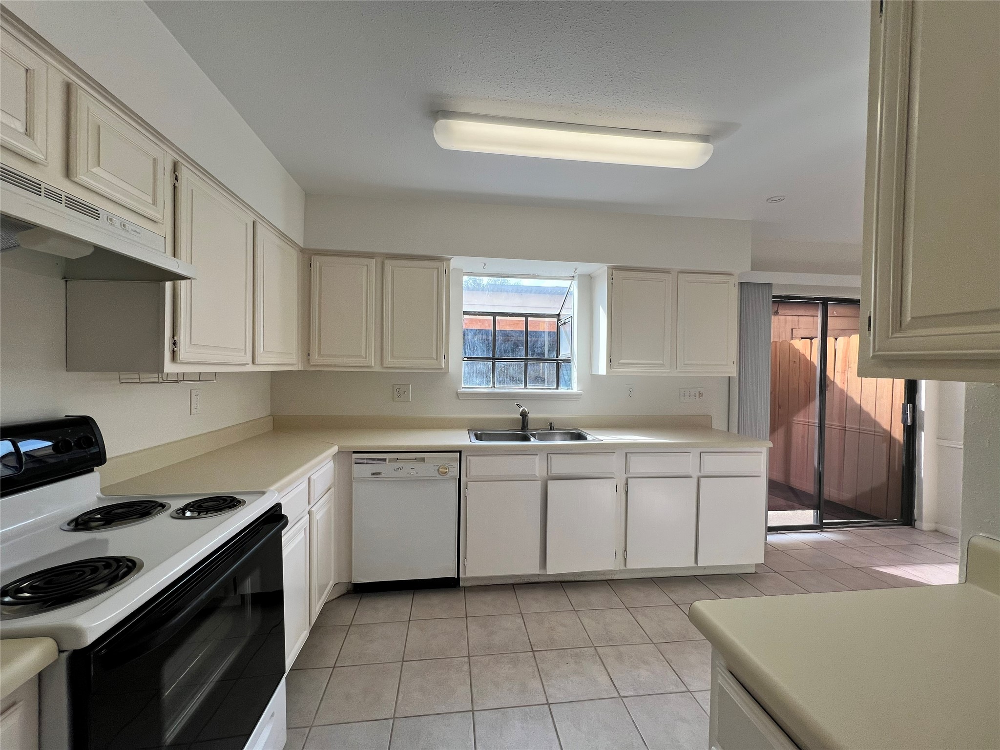 9901 Sharpcrest Street, Unit L10 Houston, TX 77036 - Photo 6 of 14 Kitchen2