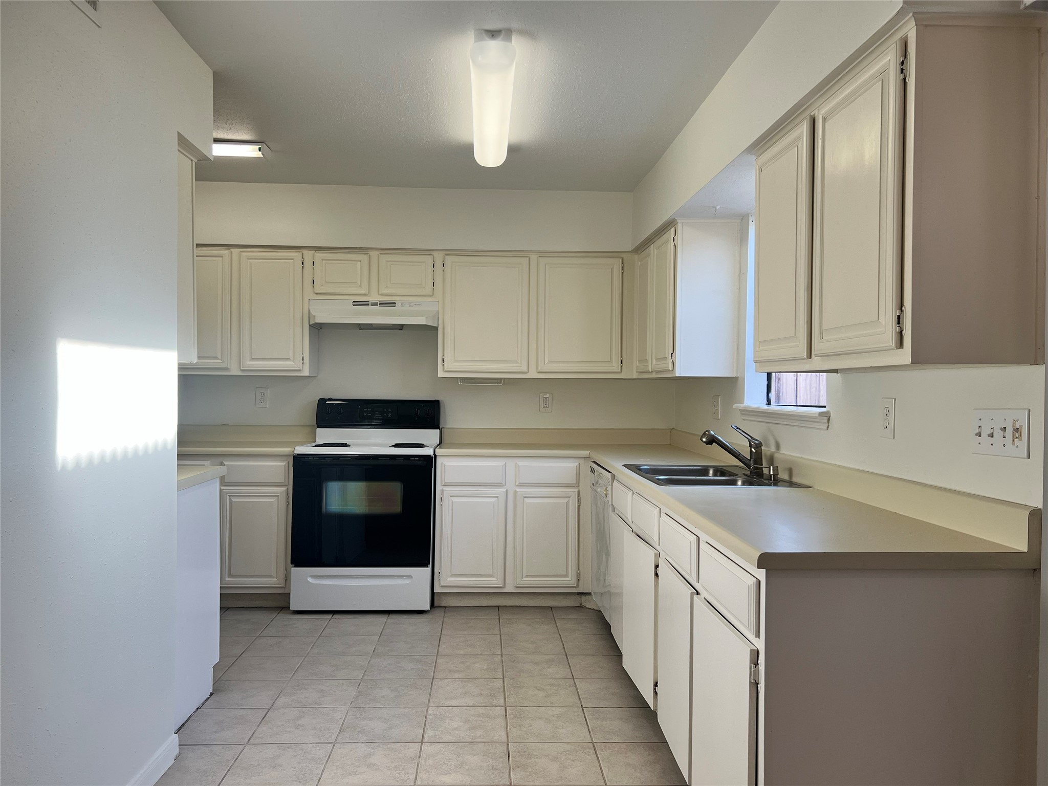 9901 Sharpcrest Street, Unit L10 Houston, TX 77036 - Photo 7 of 14 Kitchen
