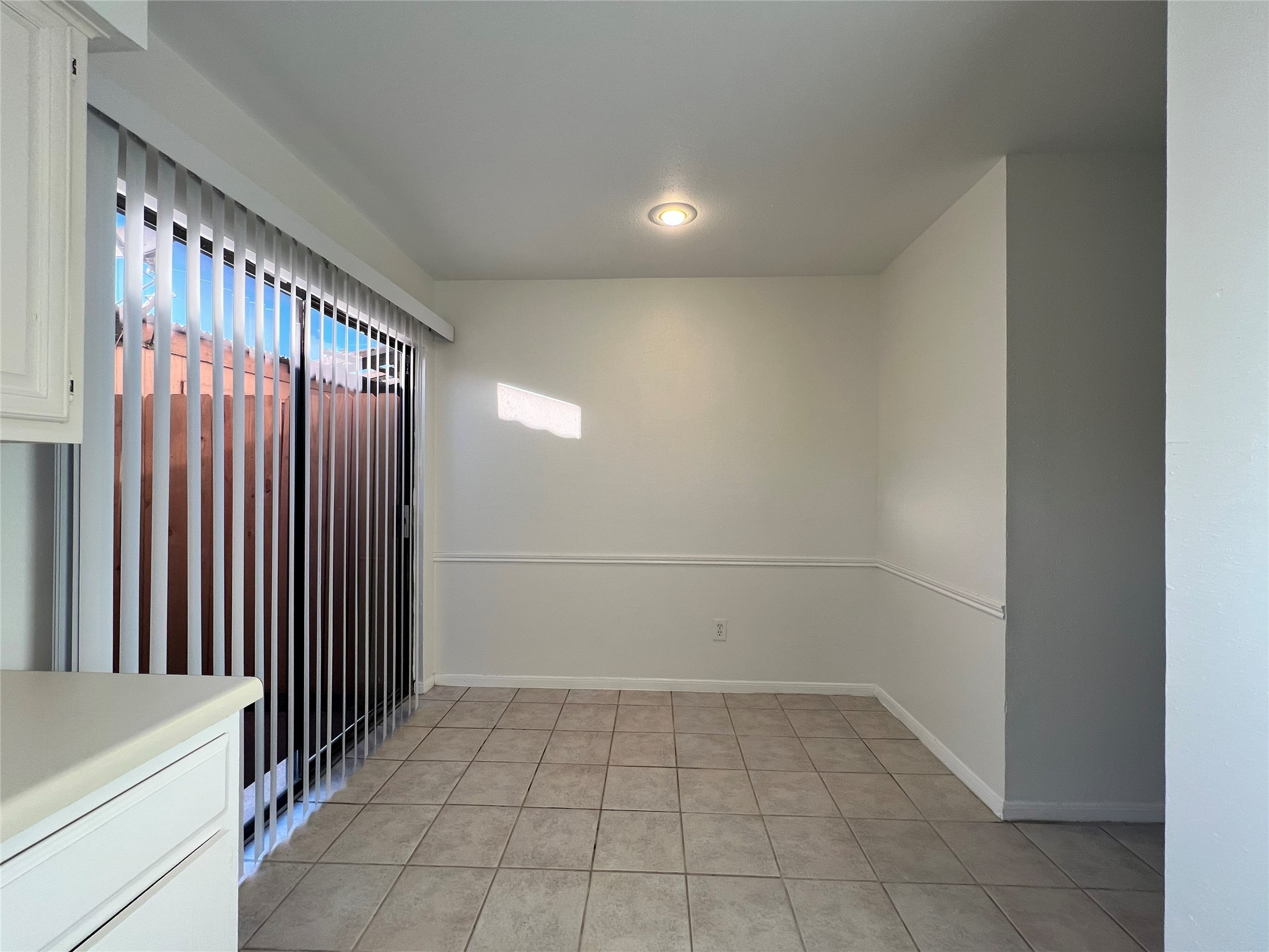 9901 Sharpcrest Street, Unit L10 Houston, TX 77036 - Photo 9 of 14 Dining area