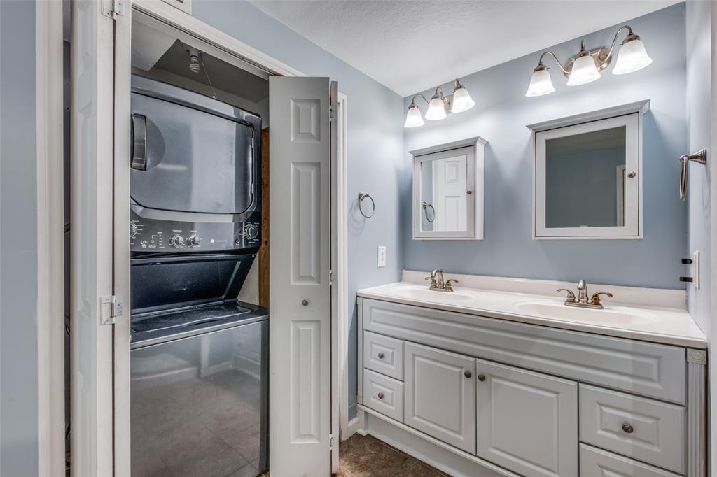 818 Valencia Street Dallas, TX 75223 - Photo 26 of 38 a en suite bathroom with 2 sink and a mirror