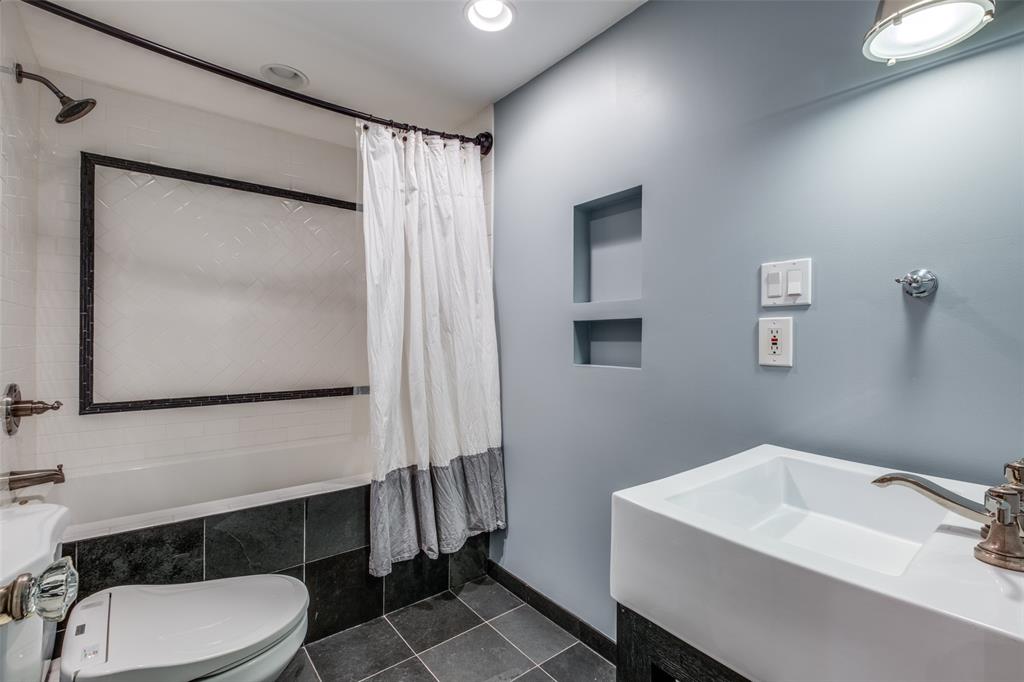 818 Valencia Street Dallas, TX 75223 - Photo 29 of 38 a bathroom with a sink toilet and mirror