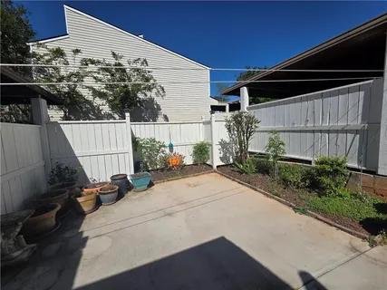 a view of a back yard