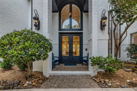 a house view with a outdoor space