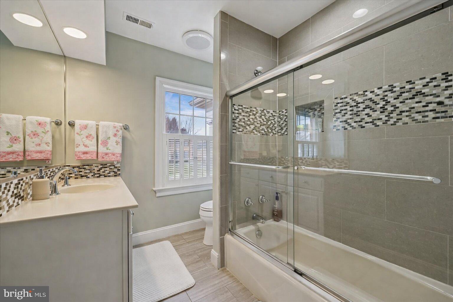 9917 Kendale Road Potomac, MD 20854 - Photo 20 of 39 a bathroom with a bathtub and a sink