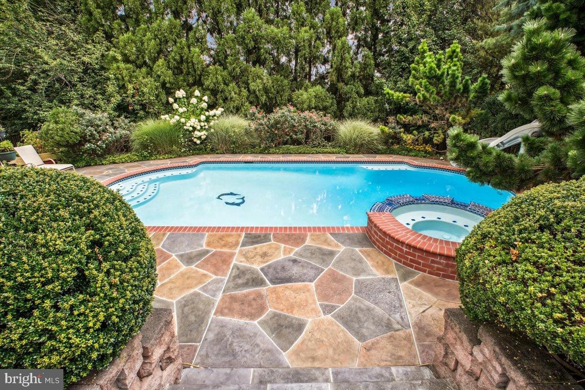 9917 Kendale Road Potomac, MD 20854 - Photo 35 of 39 a view of a outdoor space