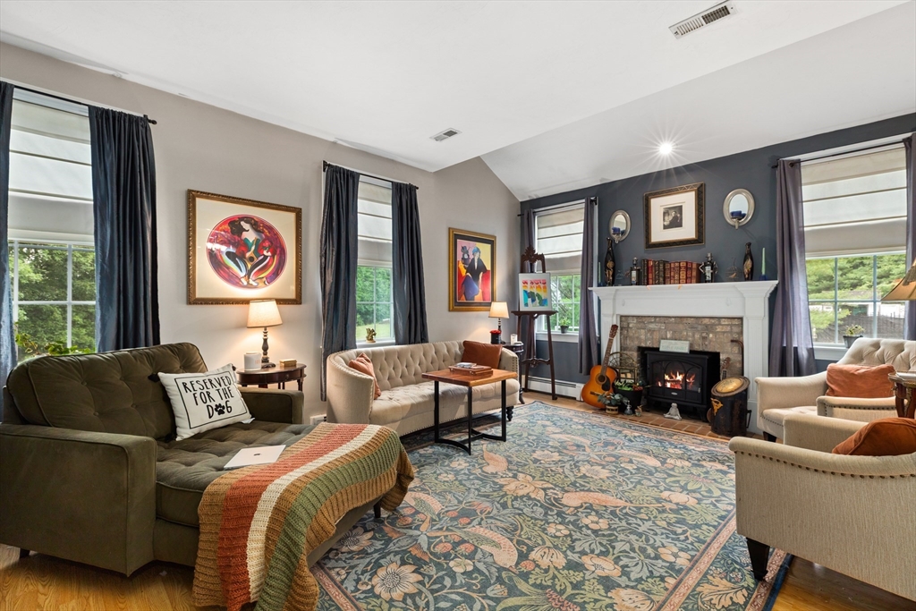 566 Mendon Road Sutton, MA 01590 - Photo 4 of 40