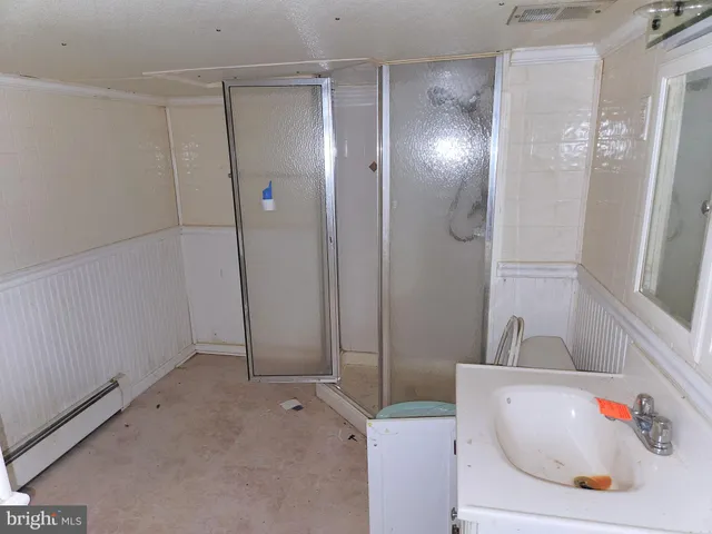 a view of empty room with closet