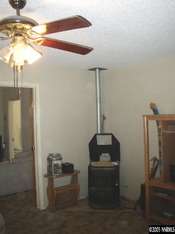 6135 Jacobs Road Fallon, NV 89406 - Photo 4 of 9 a room with a couch