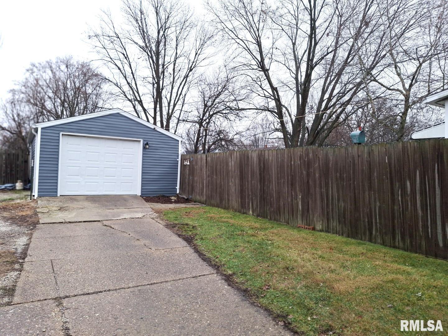 471 North 7th Avenue Canton, IL 61520 - Photo 4 of 47