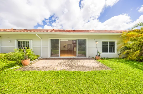 $4,300 | 4106 Carriage Drive, Unit C2, Pompano Beach, FL 33069