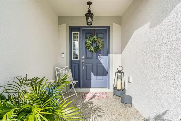 a view of entryway with livingroom