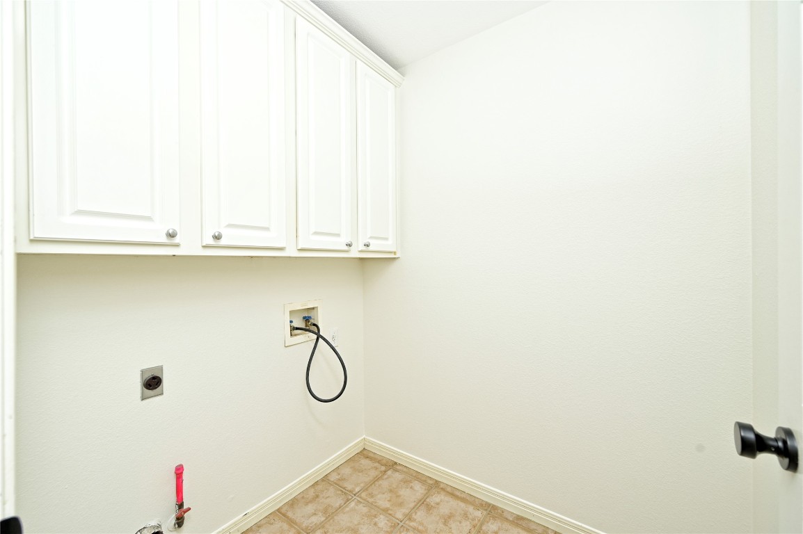 10917 Ballybunion Place Austin, TX 78747 - Photo 15 of 28 a bathroom with a bathtub