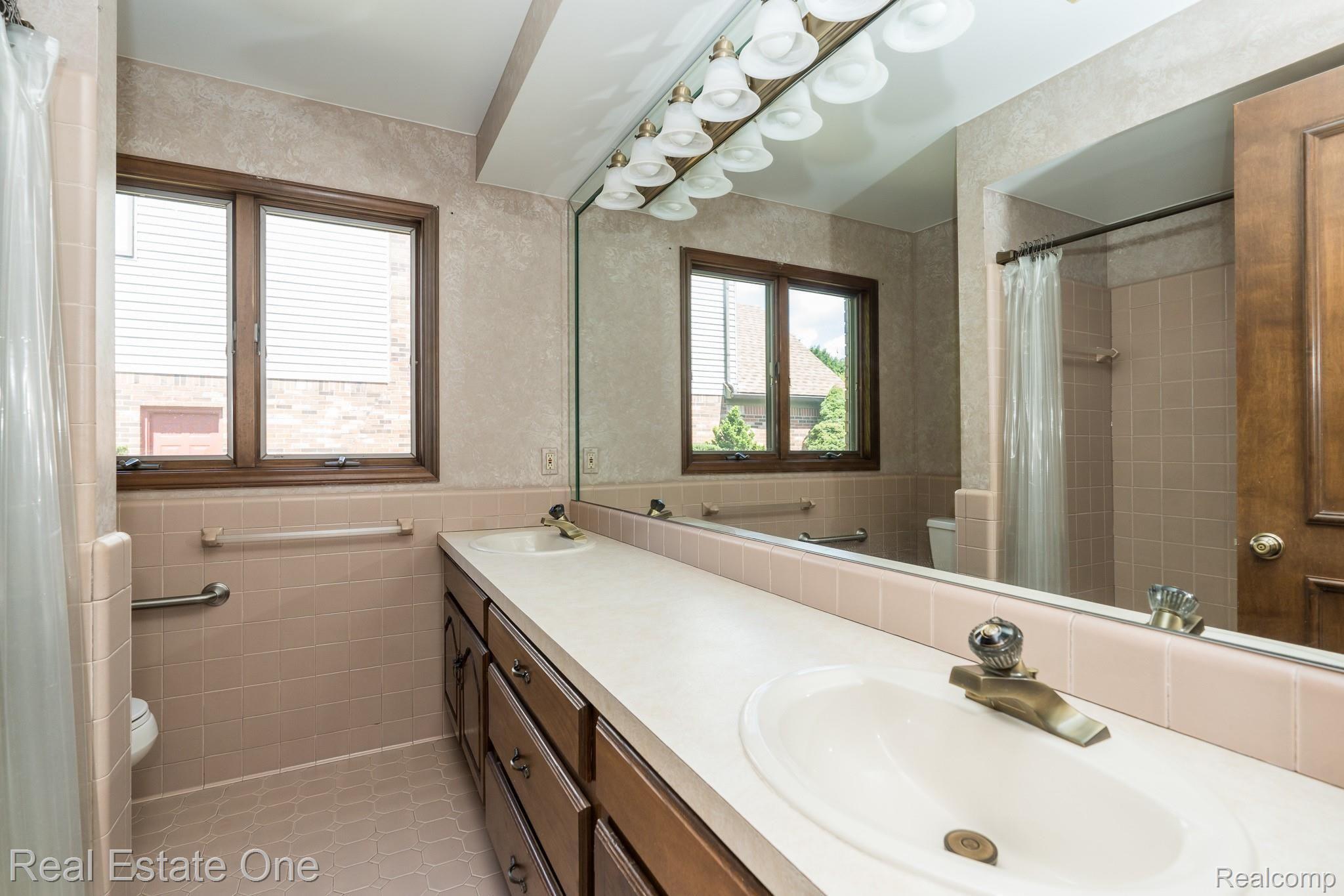 630 Baker Street Rochester, MI 48307 - Photo 22 of 33 Full bath