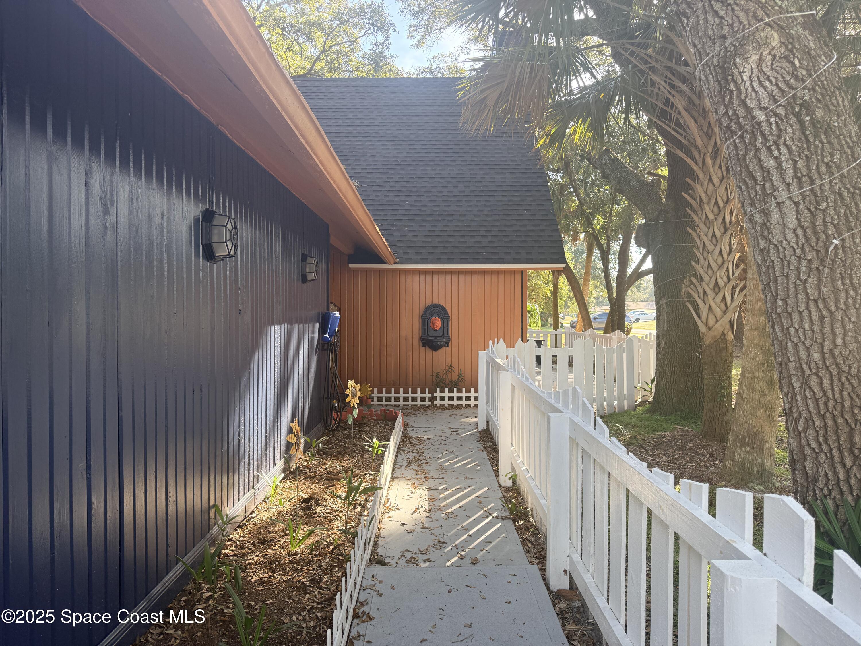 951 Pembroke Avenue Northeast Palm Bay, FL 32907 - Photo 3 of 10