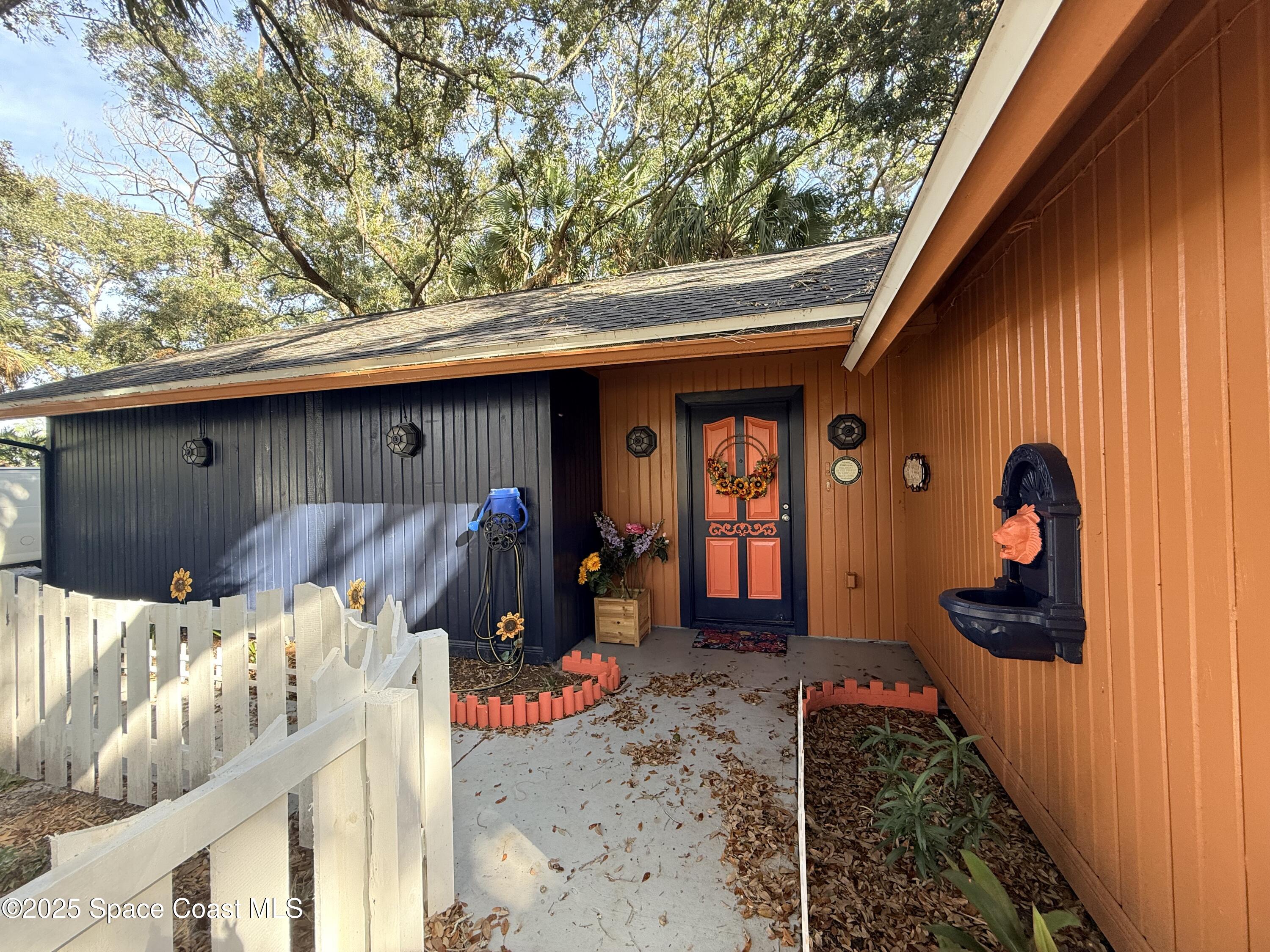 951 Pembroke Avenue Northeast Palm Bay, FL 32907 - Photo 4 of 10 a front view of a house