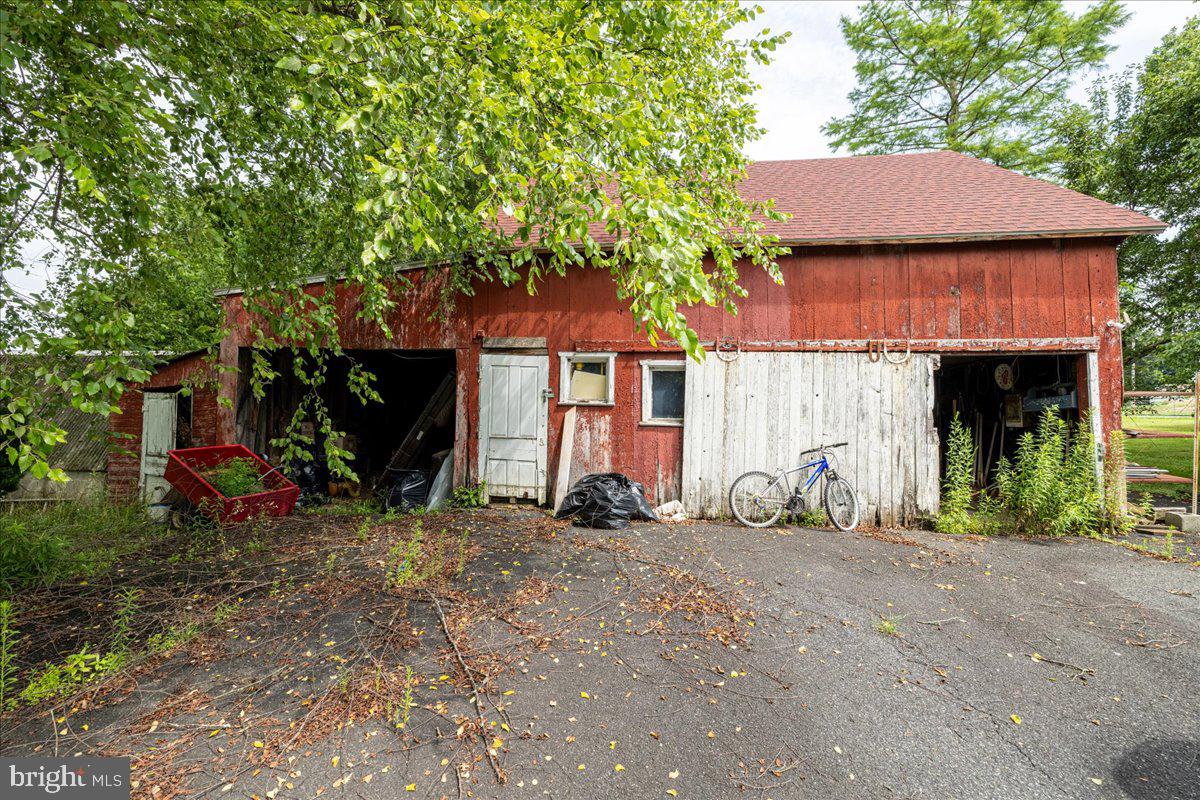 2260 Allentown Road Quakertown, PA 18951 - Photo 24 of 28 Barn