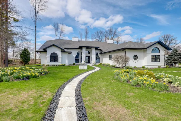 $899,000 | 402 Wild Oak Drive, Manitowoc, WI 54220