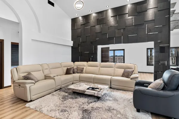 $928,000 | 402 Wild Oak Drive, Manitowoc, WI 54220