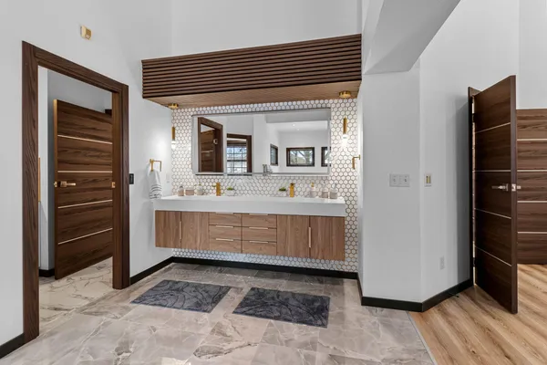 $928,000 | 402 Wild Oak Drive, Manitowoc, WI 54220