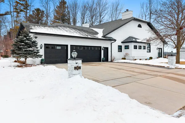 $928,000 | 402 Wild Oak Drive, Manitowoc, WI 54220