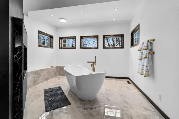 $928,000 | 402 Wild Oak Drive, Manitowoc, WI 54220