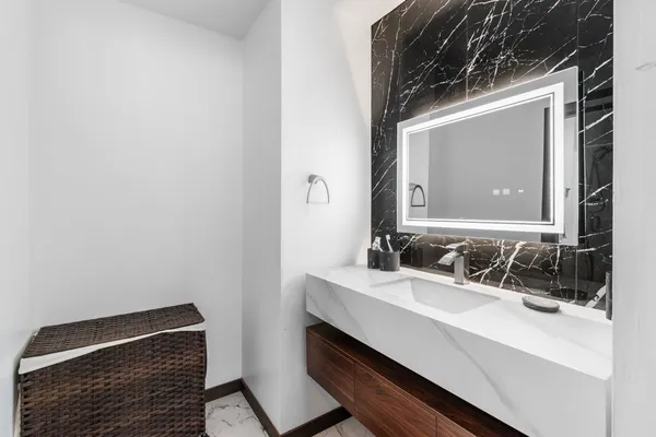 $928,000 | 402 Wild Oak Drive, Manitowoc, WI 54220