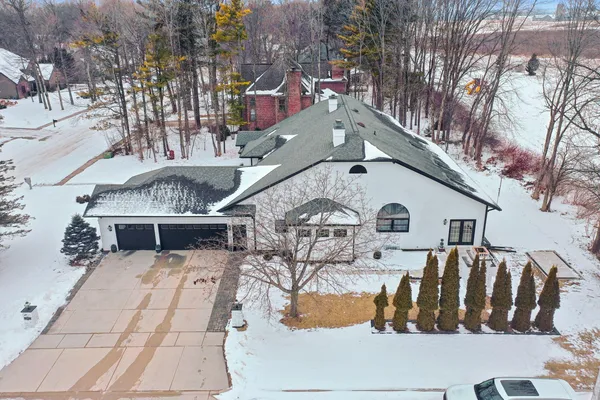 $928,000 | 402 Wild Oak Drive, Manitowoc, WI 54220