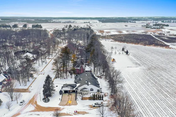 $928,000 | 402 Wild Oak Drive, Manitowoc, WI 54220