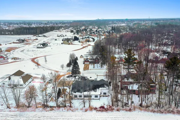 $928,000 | 402 Wild Oak Drive, Manitowoc, WI 54220