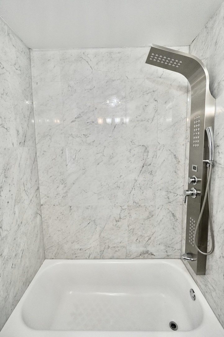 8734 South Honore Street Chicago, IL 60620 - Photo 15 of 33 a bathroom with a bathtub