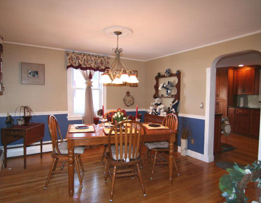 8 Oakland Road Wakefield, MA 01880 - Photo 3 of 10 Gallery Image 3