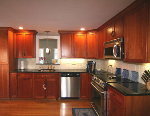 8 Oakland Road Wakefield, MA 01880 - Photo 5 of 10 Gallery Image 5