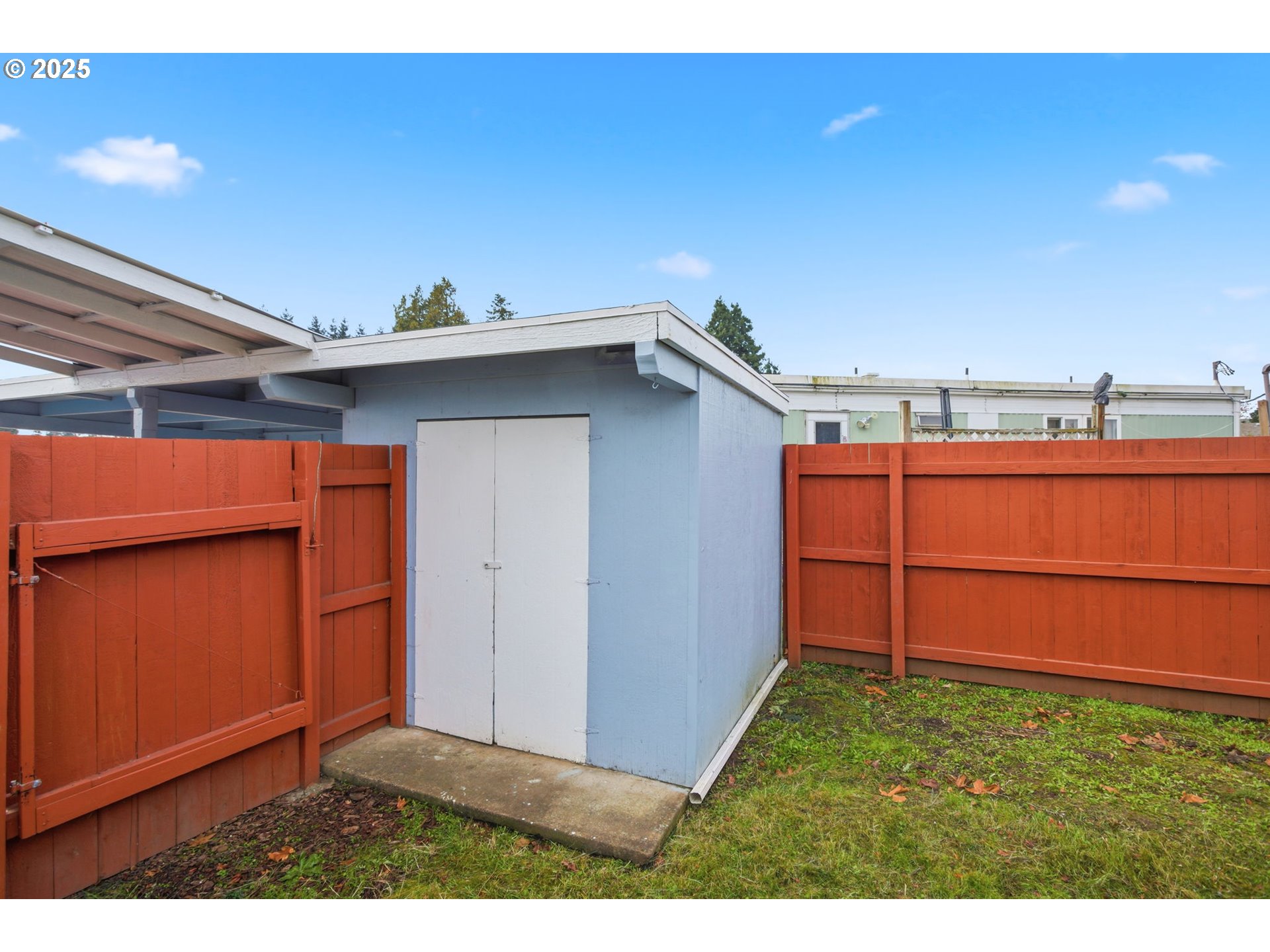 2150 Laura Street, Unit 83 Springfield, OR 97477 - Photo 26 of 40 a backyard of a house with lots of green space