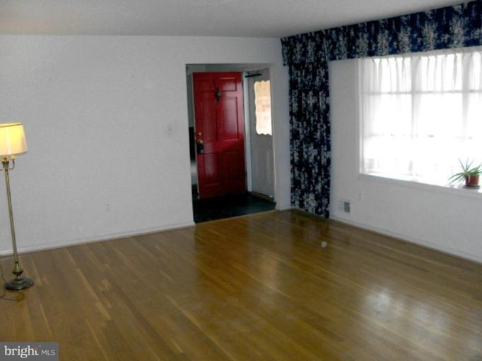 3144 Castleleigh Road Silver Spring, MD 20904 - Photo 4 of 22 Living Room