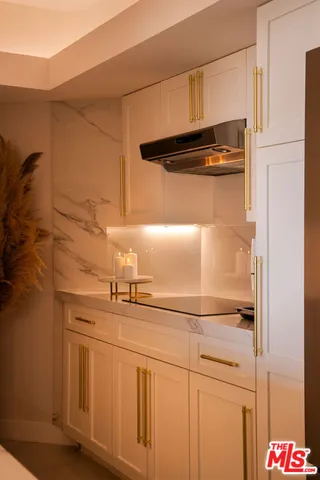 $7,695 | 13700 Marina Pointe Drive, Unit 704, Marina del Rey, CA 90292