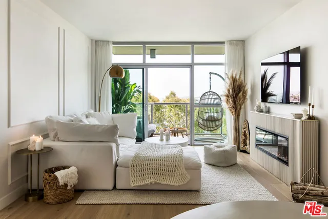 $7,695 | 13700 Marina Pointe Drive, Unit 704, Marina del Rey, CA 90292