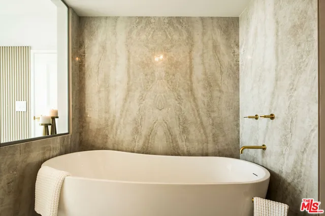 $7,695 | 13700 Marina Pointe Drive, Unit 704, Marina del Rey, CA 90292