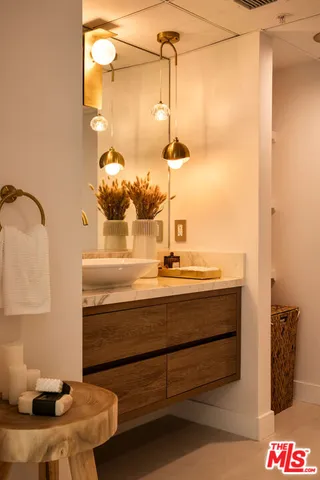 $7,695 | 13700 Marina Pointe Drive, Unit 704, Marina del Rey, CA 90292