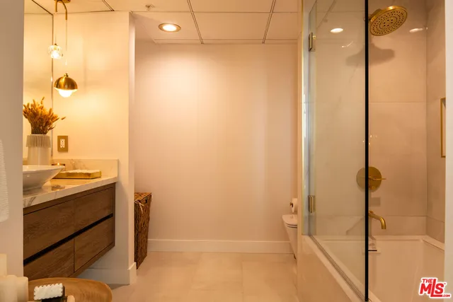 $7,695 | 13700 Marina Pointe Drive, Unit 704, Marina del Rey, CA 90292