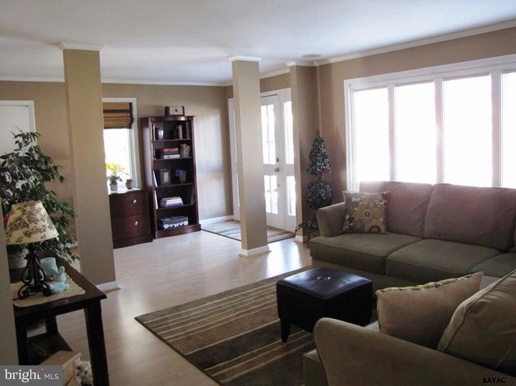 532 Greendale Road York, PA 17403 - Photo 4 of 27 Gallery Image 4