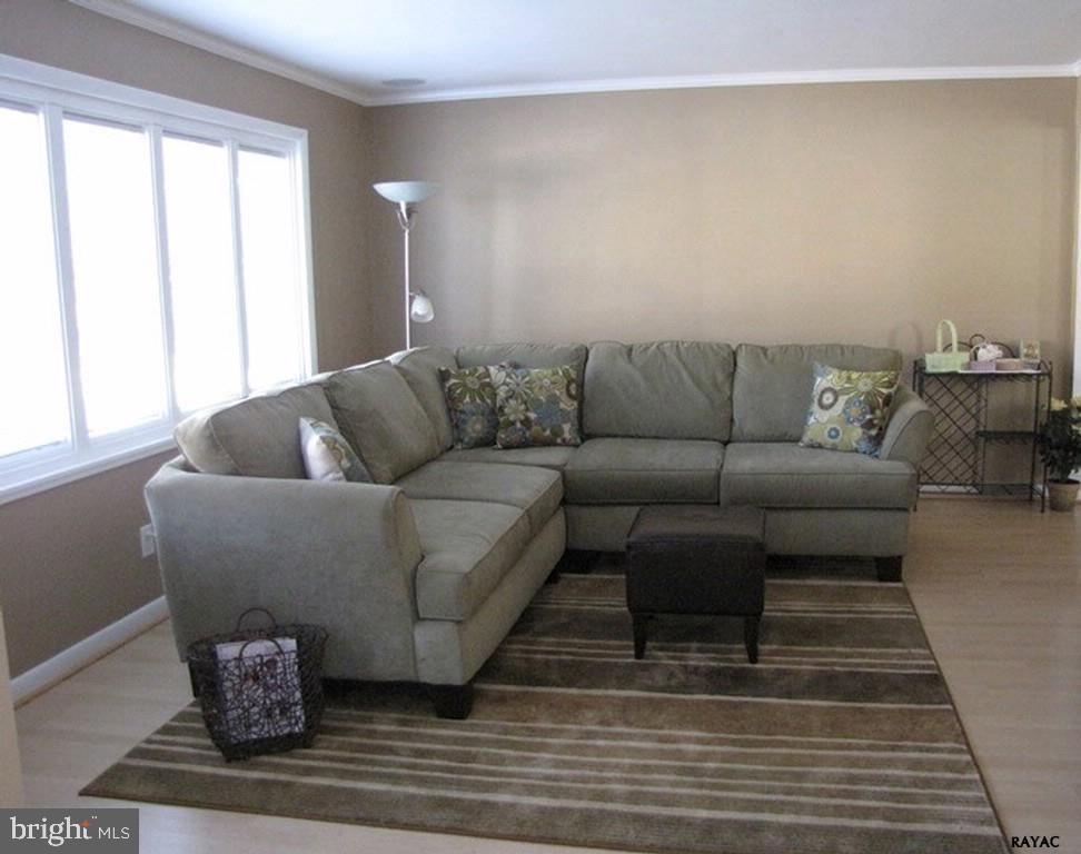 532 Greendale Road York, PA 17403 - Photo 5 of 27 Gallery Image 5