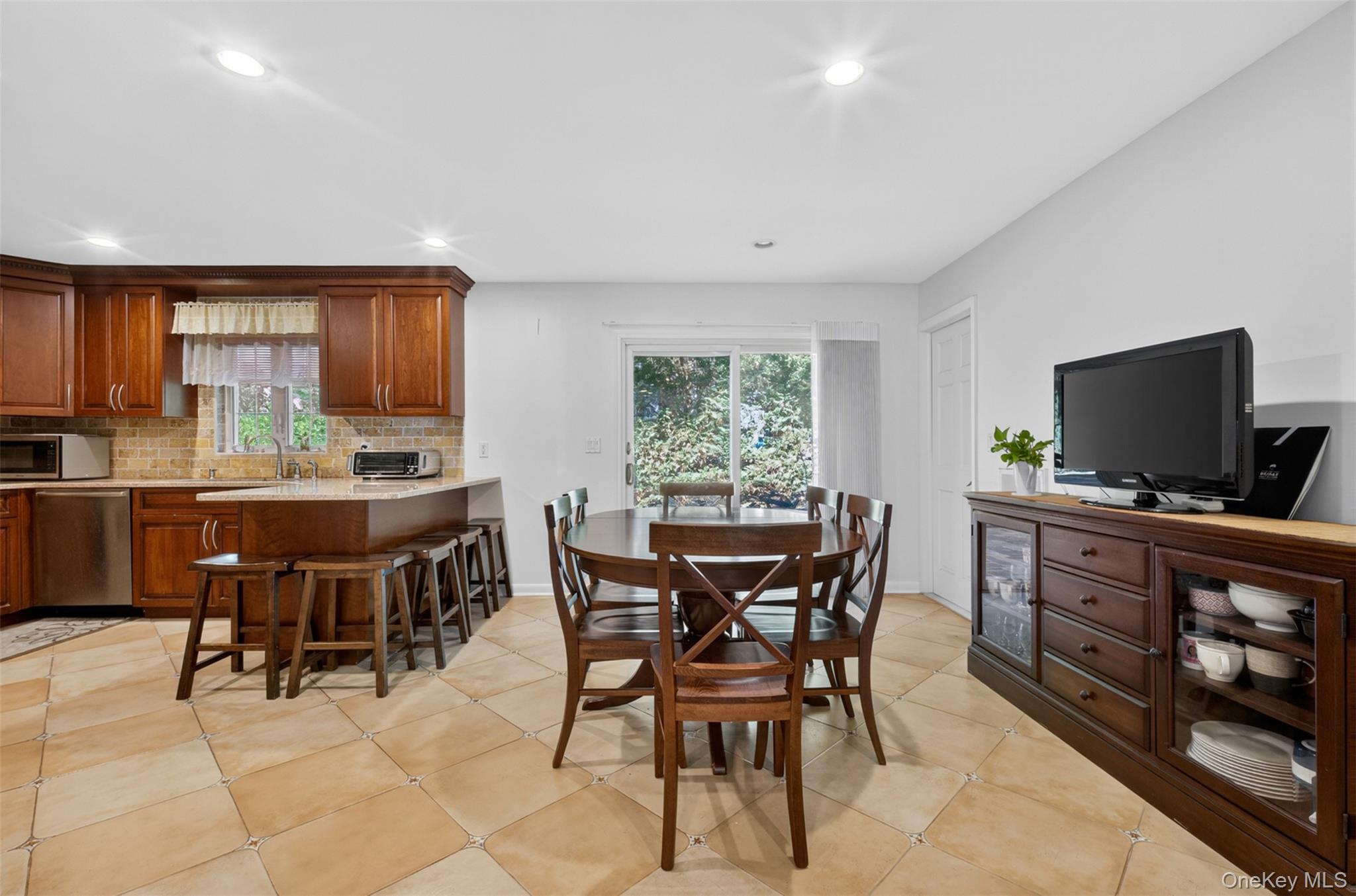 60 Plymouth Road Great Neck, NY 11023 - Photo 7 of 29
