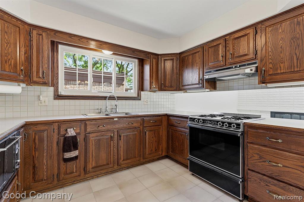 32848 Rugby Drive Warren, MI 48088 - Photo 9 of 42