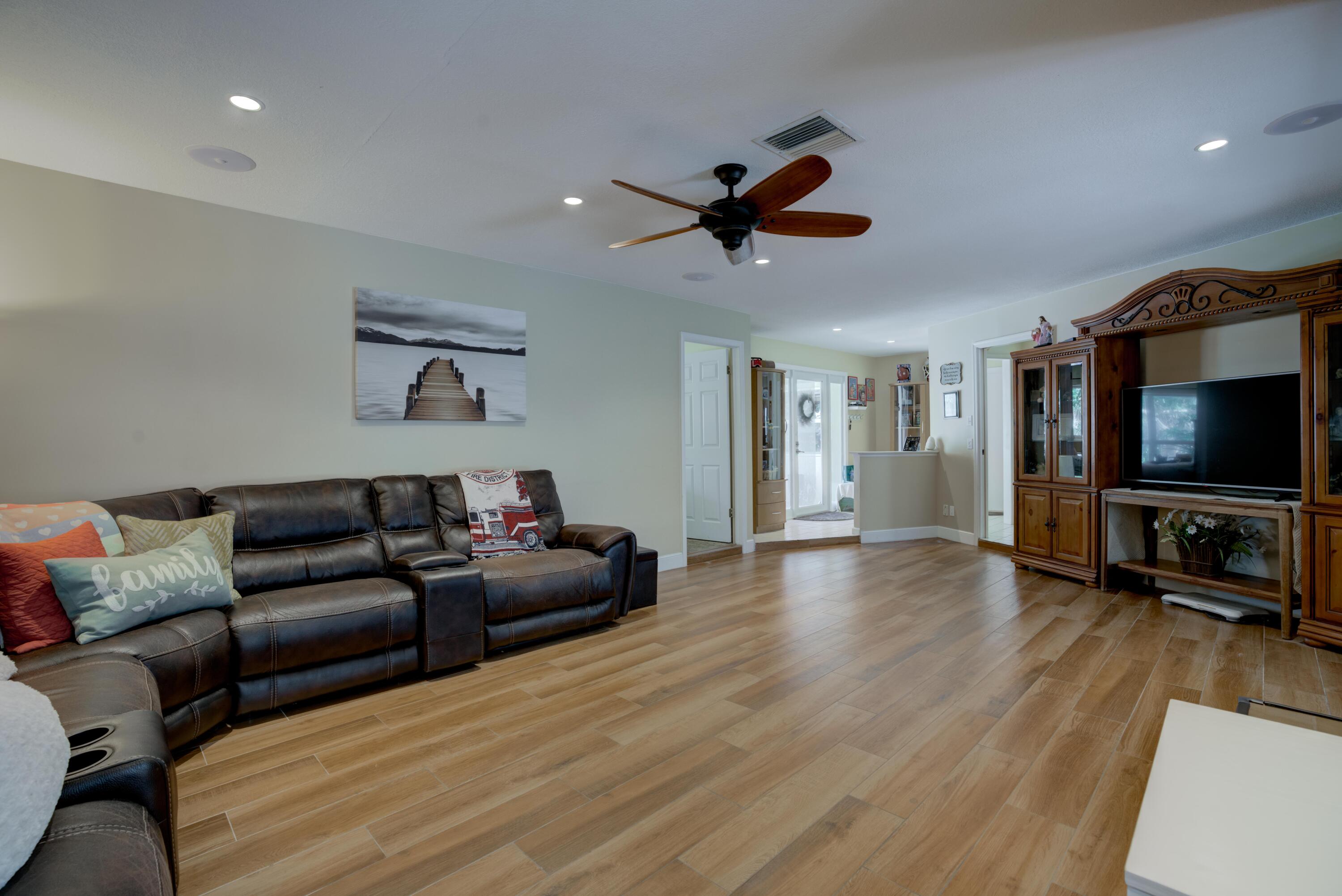 9524 Southeast Cove Point Street Jupiter, FL 33469 - Photo 19 of 58 Living room